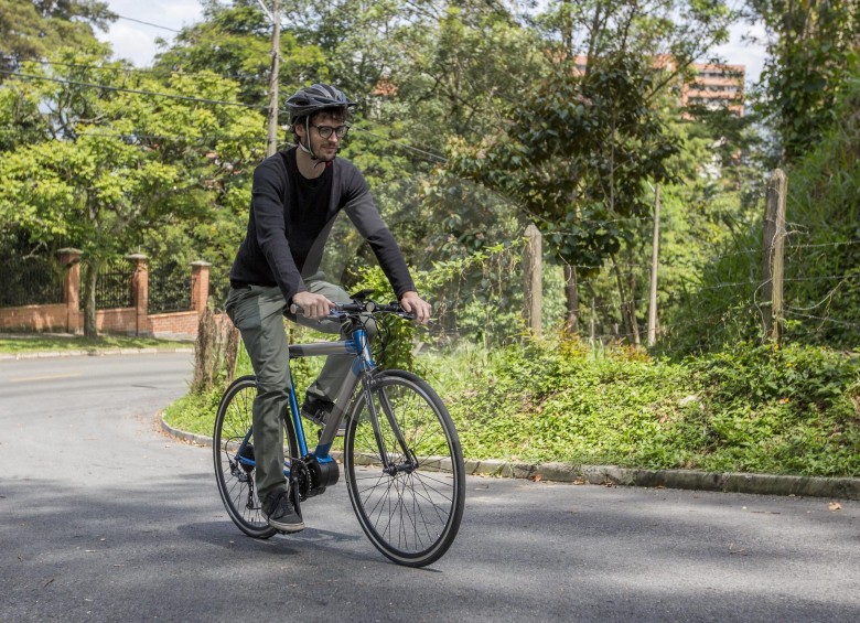 En Medellín, donde hay pendientes difíciles de subir, es cada vez más popular el uso de bicicletas eléctricas, con precios entre los 2,5 millones de pesos y los 6 millones. FOTO Esteban Vanegas
