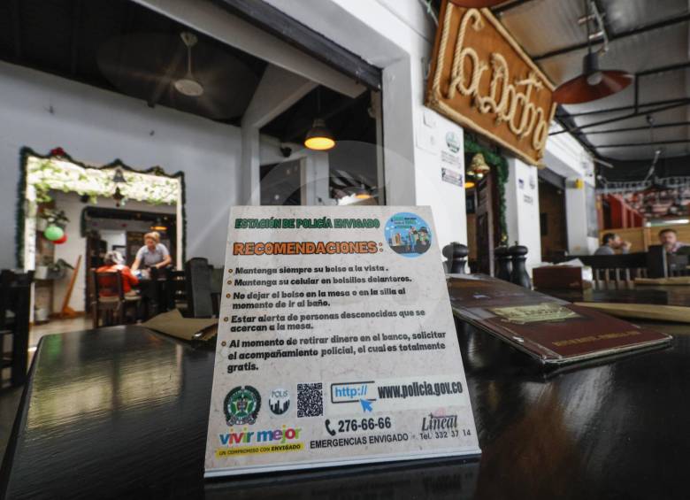 Con “habladores” en las mesas de los restaurantes previenen los hurtos en algunas zonas de Envigado. FOTO MANUEL SALDARRIAGA