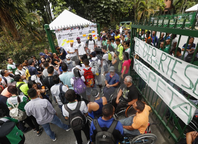 Deportistas y entrenadores protestaron en varias oportunidades durante el proceso de investigación. FOTO Manuel Saldarriaga
