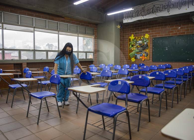 Las instituciones educativas, según el protocolo, deberán garantizar que haya distanciamiento de un metro dentro de las aulas y dos metros en los lugares comunes. FOTO Carlos Velásquez