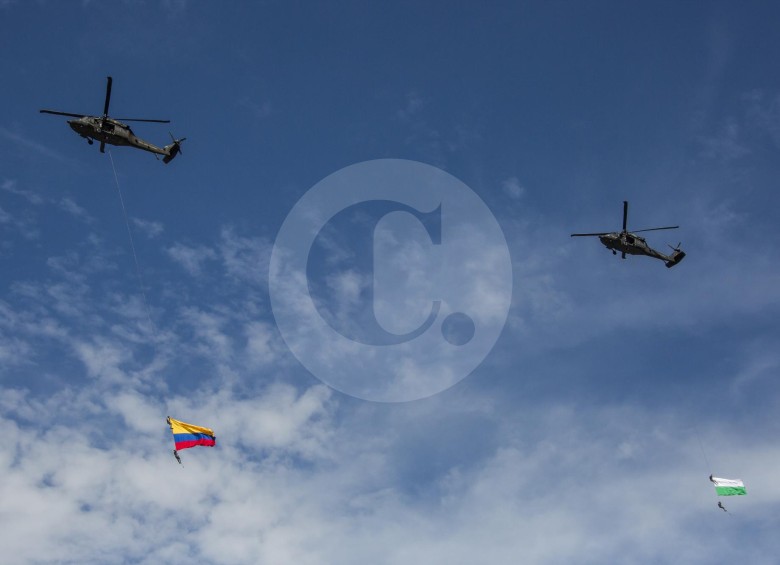 Los militares que ondearon las banderas de Colombia y Antioquia durante el Desfile de Silleteros. FOTO Carlos Velásquez