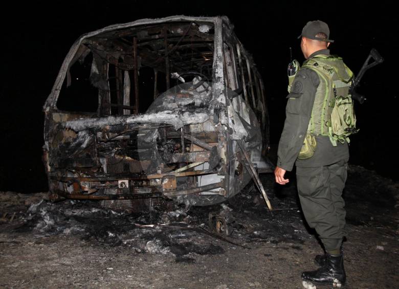 Este bus fue incinerado por orden de “los Urabeños“ en el corregimiento San Cristóbal de Medellín, tras la muerte del cabecilla Juan de Dios Úsuga, alias “Giovanny”, en 2012. FOTO edwin bustamante.
