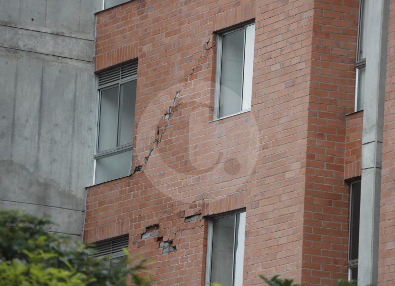 Así se ven las fallas del edificio Bernavento, en la Loma de los Bernal. FOTO ROBINSON SÁENZ