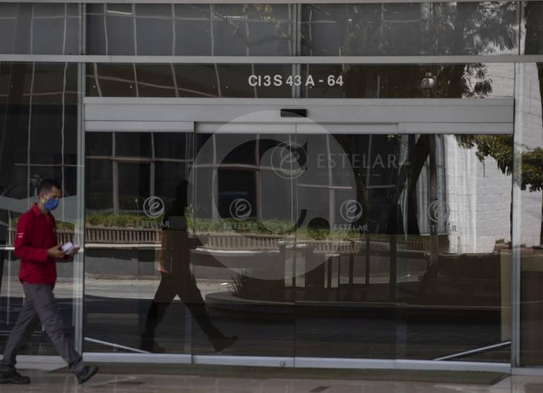 La soledad que reina en las calles del Valle de Aburrá, debido a los protocolos para reducir la propagación de la covid-19, tiene a los comerciantes al borde de la quiebra. FOTO edwin bustamante