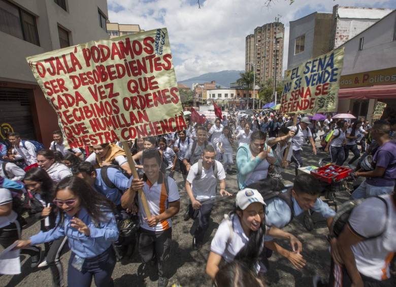 Estudiantes de universidades marcharon en Medellín (foto) para exigir más recursos para la educación. FOTO Manuel Saldarriaga