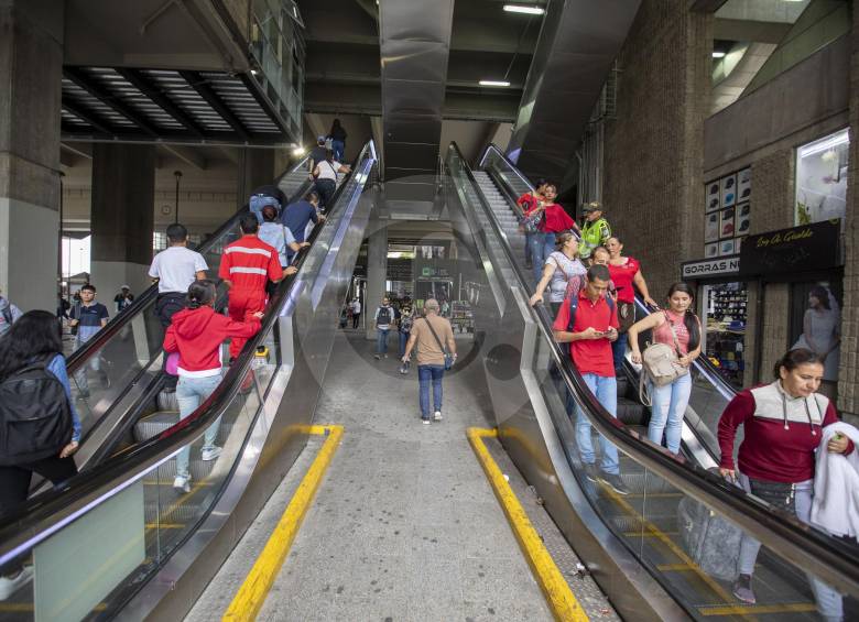Camacol y el Gobierno local suscribieron un convenio para que los empleados del sector construcción no tengan que entrar al metro en las horas pico. FOTO Edwin Bustamante