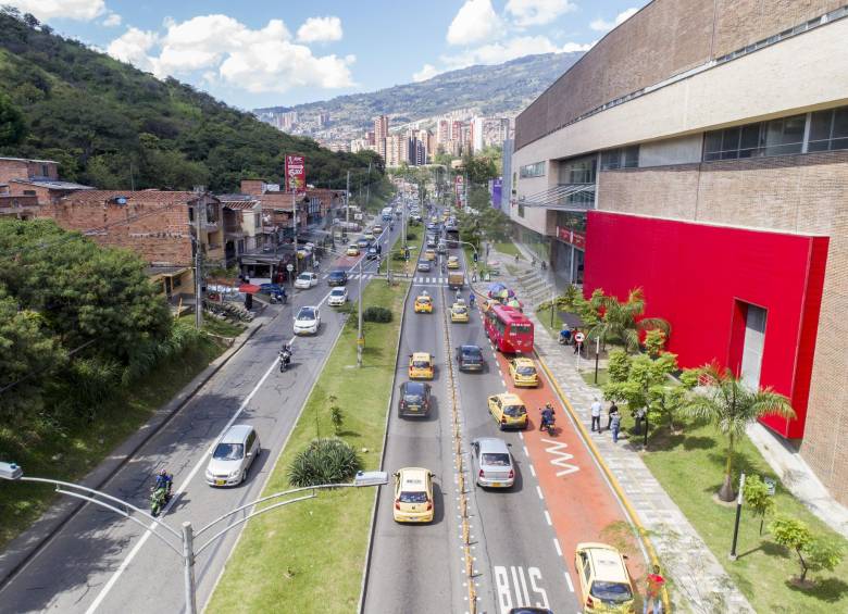 Florida Parque Comercial, ubicado en Robledo, barrio El Progreso, al lado de la fábrica Everfit. 