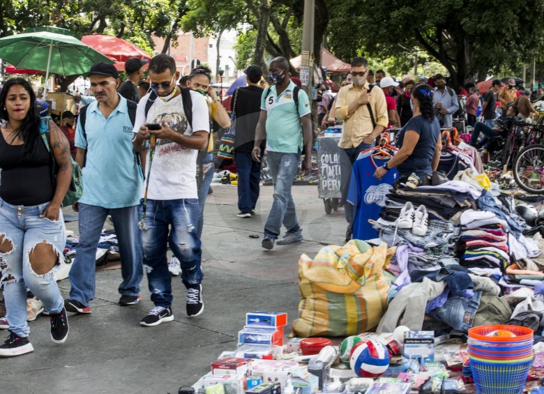Espacio Público informó que quiere trasladar a los vendedores de Bolívar al lote del bazar de Los Puentes para crear un mercado similar al de El Rastro, en Madrid, España. FOTO julio césar herrera