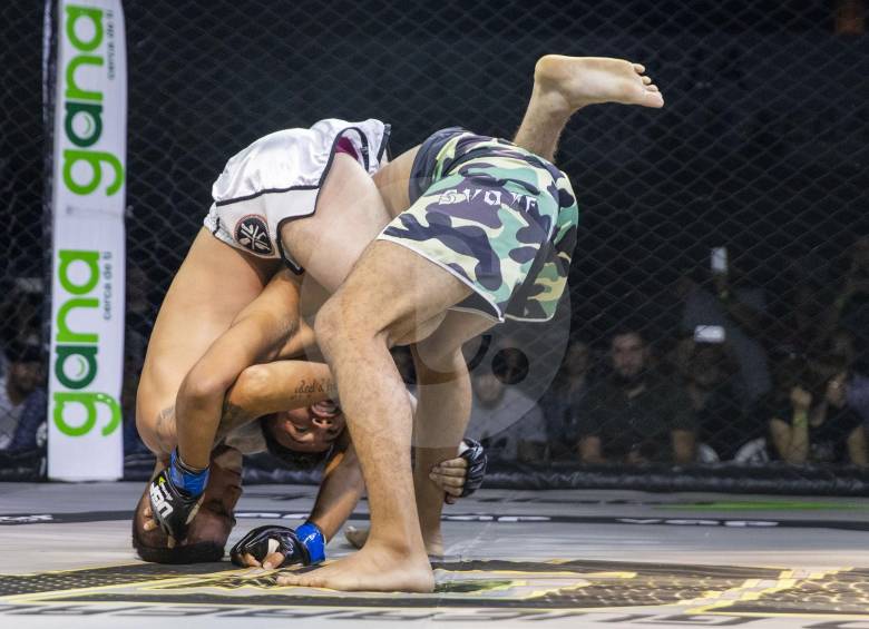 En acción, Sebastián Cardona (blanco) contra Cristian Murillo (camuflado). Fue una de las peleas más parejas de la noche que se definió en dos rounds. FOTO edwin bustamante