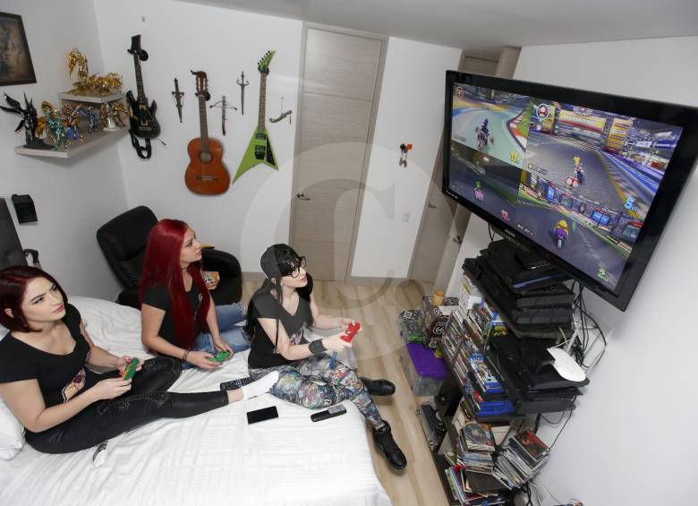 De izquierda a derecha: Natalia, Carolina y Jennifer en una sesión de juegos. Su intención es atraer a más chicas a sus filas de videojugadoras. FOTO MANUEL SALDARRIAGA