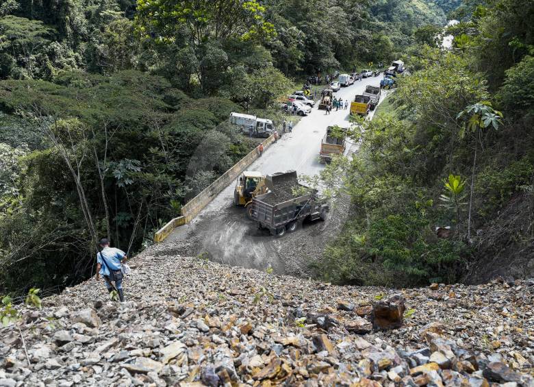 De acuerdo con Invías, el próximo lunes estarían restableciendo el paso por la autopista Medellín - Bogotá, al menos por un carril, si las condiciones climáticas son favorables. FOTO Esteban Vanegas