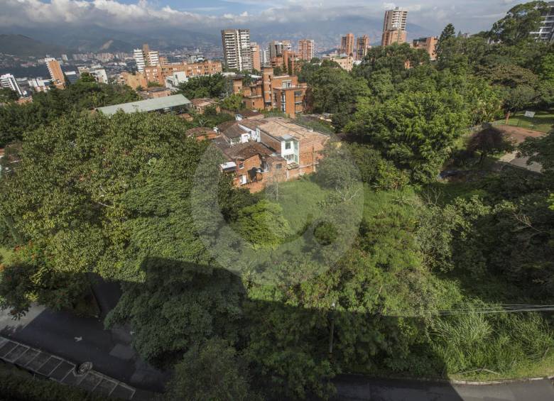 La defensa del humedal incluyó un ritual en el que la comunidad expresó temor de que el predio le abra paso a un edificio. El Área Metropolitana decide. FOTO manuel saldarriaga