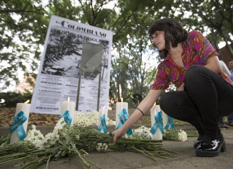 Carolina Rivas dejó flores al lado de la vela que llevaba el nombre de su padre, Luis Eduardo. Su madre supo que ella nacería apenas unas semanas después del atentado. FOTO Edwin bustamante