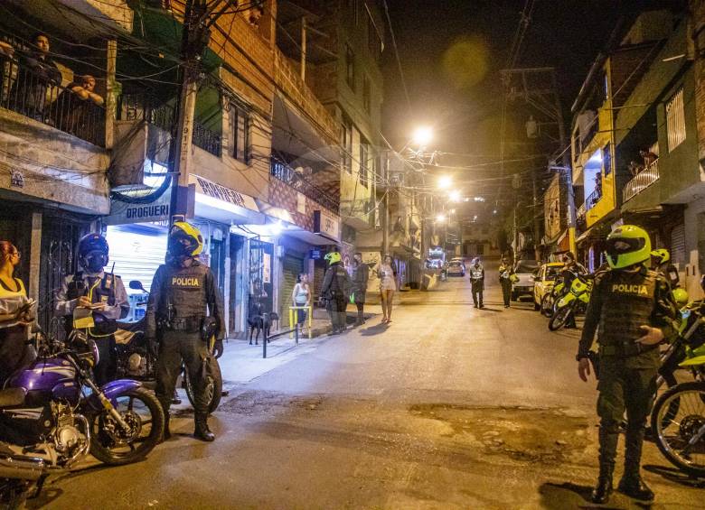 En los sectores más críticos de Bello, como las inmediaciones de Villas del Sol, siguen los patrullajes conjuntos de la Policía y el Ejército. El temor de la gente no desaparece. FOTO Carlos velásquez