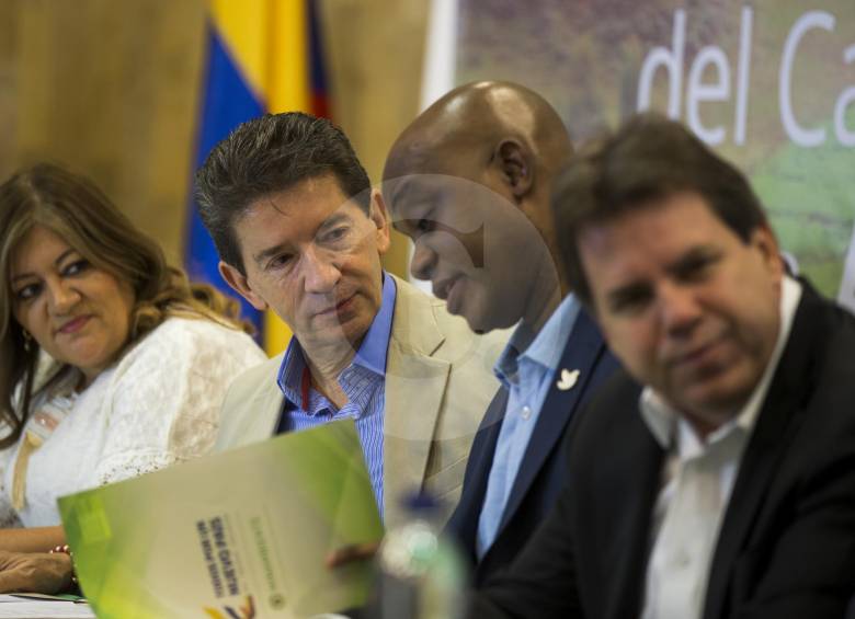 En presentación del decreto para crear el nodo climático estuvo el ministro Luis G. Murillo, el gobernador Luis Pérez, su secretaria de Ambiente y el director del Área Metropolitana. FOTO Esteban Vanegas