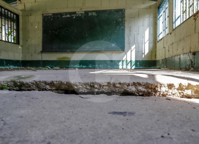 Las grietas consumieron la Escuela El Porvenir de Titiribí. Hace ocho años no presta servicio y los niños fueron trasladados a la I.E La Albania. FOTO juan antonio sánchez