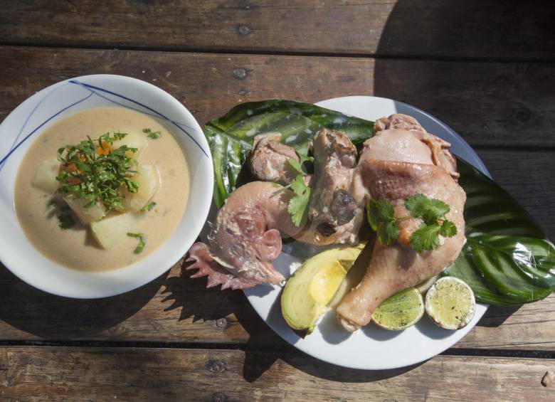 Tres reconocidos chefs de Medellín estuvieron en el Parque Ecoturístico El Salado cocinando, como es tradición en diciembre y los primero días de enero, un rico sancocho de leña. FOTO Manuel Saldarriaga