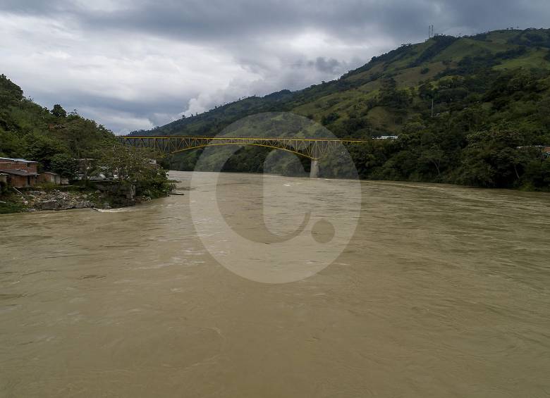 Paso del río Cauca en el corregimiento de Puerto Valdivia, en el municipio de Valdivia. FOTO ARCHIVO