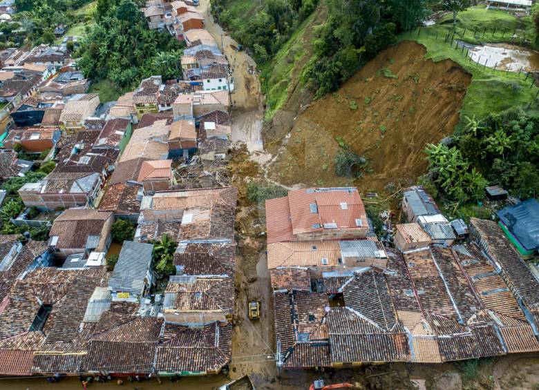 Panóramica del deslave del cerro Las Nubes sobre las calles de la localidad, un desprendimiento que estaba anunciado. FOTO juan david úsga