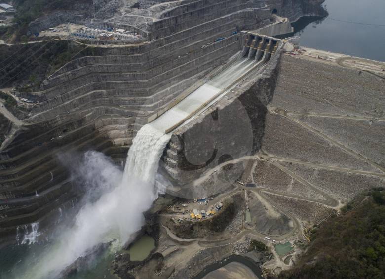 El proyecto se localiza sobre el cañón del río Cauca. El embalse tiene 78 kilómetros de longitud y 2.800 millones de m3 de volumen. FOTO ESTEBAN VANEGAS