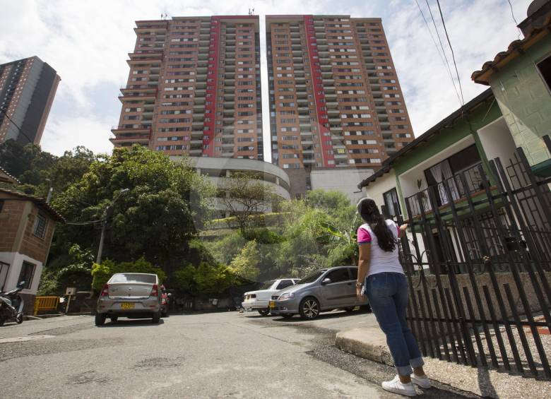 Soluciones Civiles asegura que ha construido más de 150 proyectos de vivienda. Entre ellos está Atalaya (foto) hoy evacuado preventivamente. FOTO edwin bustamante