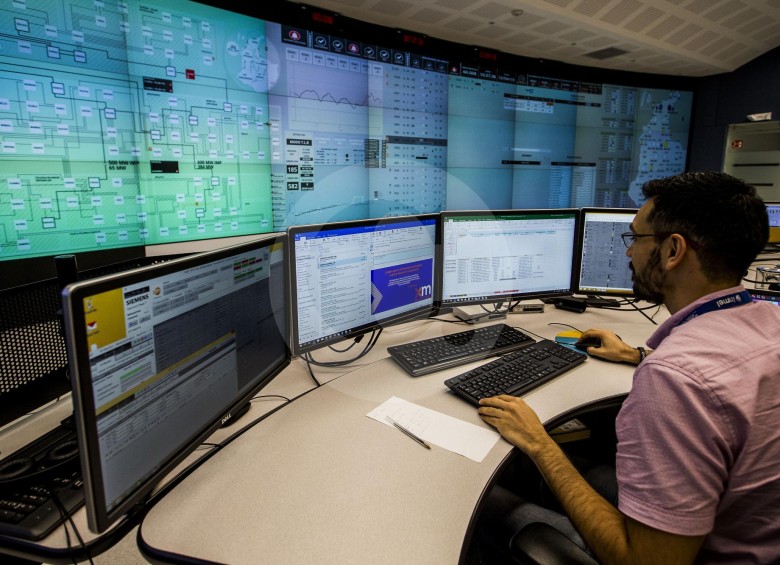 El Centro Nacional de Despacho de XM no puede teletrabajar. En este lugar, los operadores se encargan de que Antioquia y el país no tengan apagones energéticos. FOTO JULIO César HERRERA