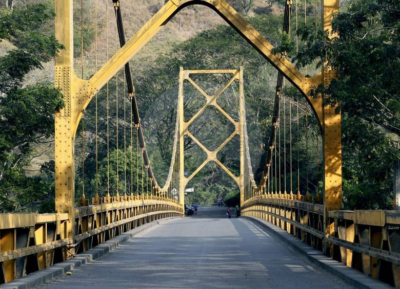 Vehículos pesados tienen restricción para pasar por el puente de Bolombolo