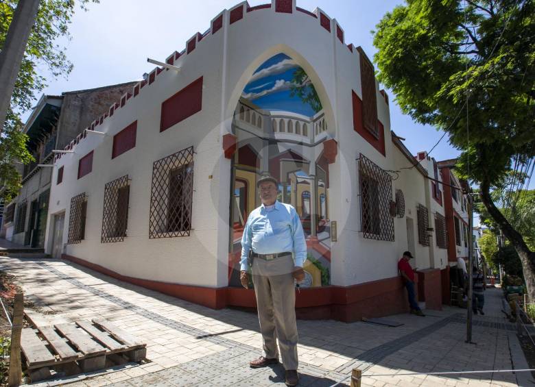 Jairo Cuartas, habitante del barrio Prado, posa frente a la fachada renovada de su vivienda. 