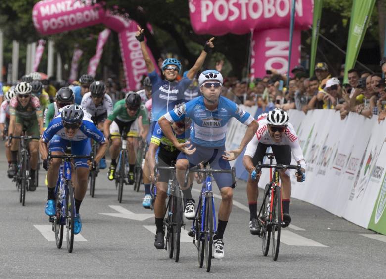 Weimar Roldán y sus compañeros, celebran la victoria en la séptima etapa de la Vuelta a Colombia, que se corrió en Medellín. FOTO EDWIN BUSTAMANTE 
