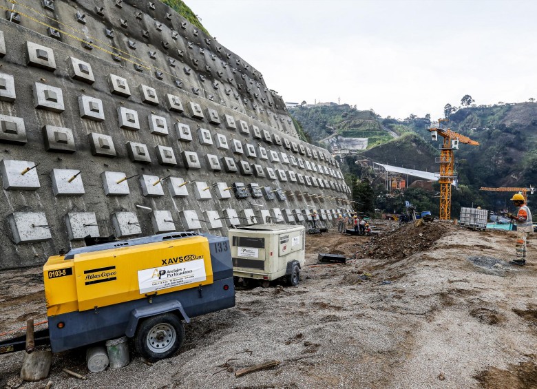 El proyecto completa 50,5 kilómetros de intervención en cuatro tramos. 32,2 kilómetros son de vía nueva entre Bolombolo y el sector de Cuatro Palos. 