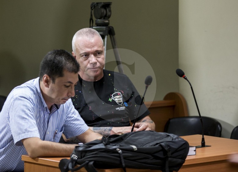 Jhon Jairo Velásquez alias Popeye junto a su abogado durante la audiencia de este viernes. Foto Santiago Mesa Rico