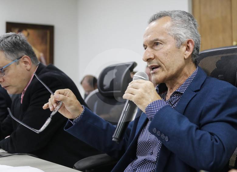 Iván Correa Calderón, gerente de la Fábrica de Licores de Antioquia, respondió a 14 cuestionamienos que le hizo la Asamblea por las bajas ventas de la empresa. FOTO ROBINSON SÁENZ
