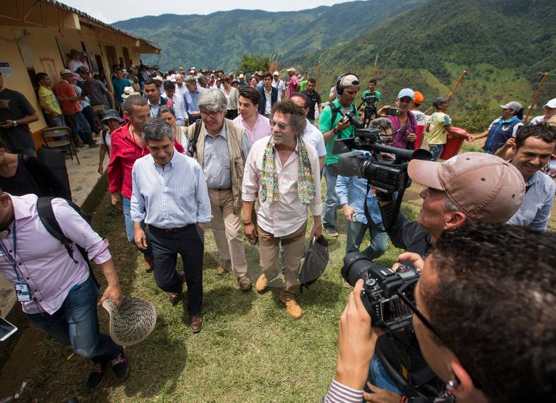 Delegación de paz de las Farc y el Gobierno dialogan antes de iniciar el primer plan piloto de sustitución de cultivos en Briceño, Antioquia. Fotos Esteban Vanegas