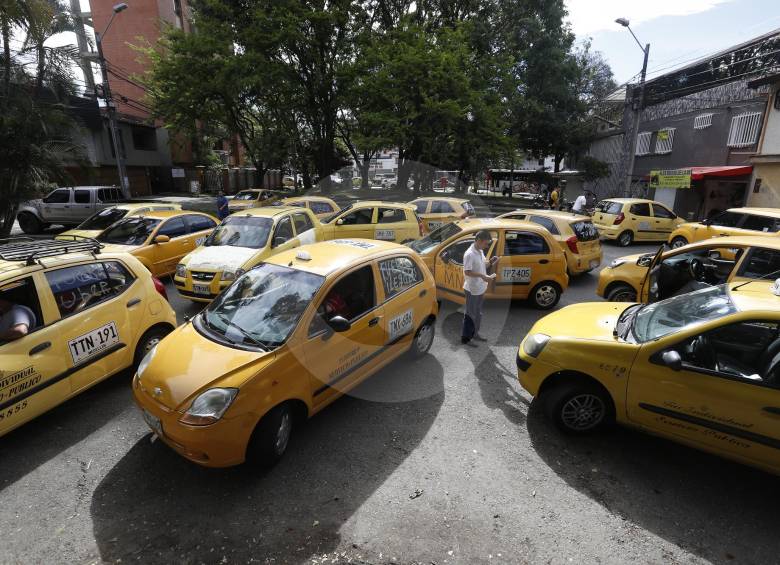 En la mesa de diálogo que tiene la Alcaldía con los taxistas se han logrado avances en la capacitación para los conductores. Foto Manuel Saldarriaga