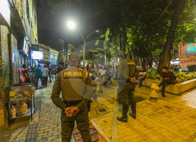 En el Parque del Periodista los comparendos por consumo de licor y drogas han subido en 2019. Sin embargo, hay quienes consumen frente a los patrulleros sin ser multados. FOTOS CARLOS VELÁSQUEZ