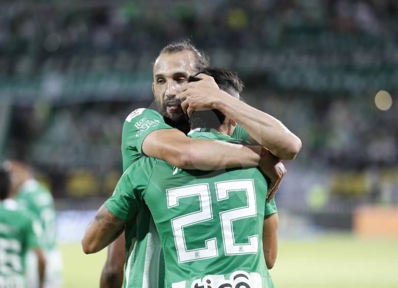 El argentino Hernán Barcos en uno de sus últimos festejos con Nacional, abrazando a Daniel Muñoz. FOTO manuel saldarriaga