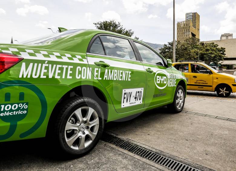 Comienza convocatoria para reemplazar 60 taxis de gasolina por eléctricos en Medellín. FOTO JAIME PÉREZ