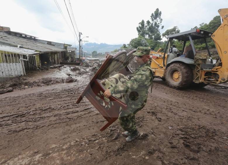El Ejército Nacional ayudó en la evacuación de las casas.