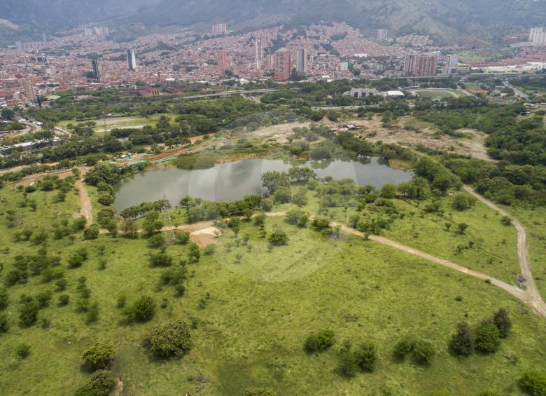 Lote donde se construirá el parque urbano y el autódromo, en Bello. FOTO ESTEBAN VANEGAS