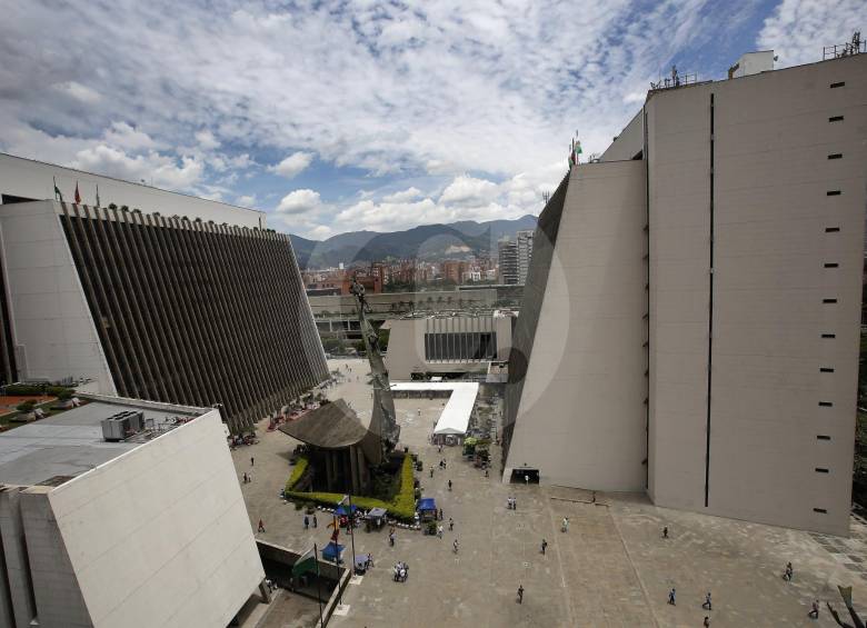 1.060 vacantes tenía la Gobernación y 1.890 la Alcaldía de Medellín. FOTO MANUEL SALDARRIAGA