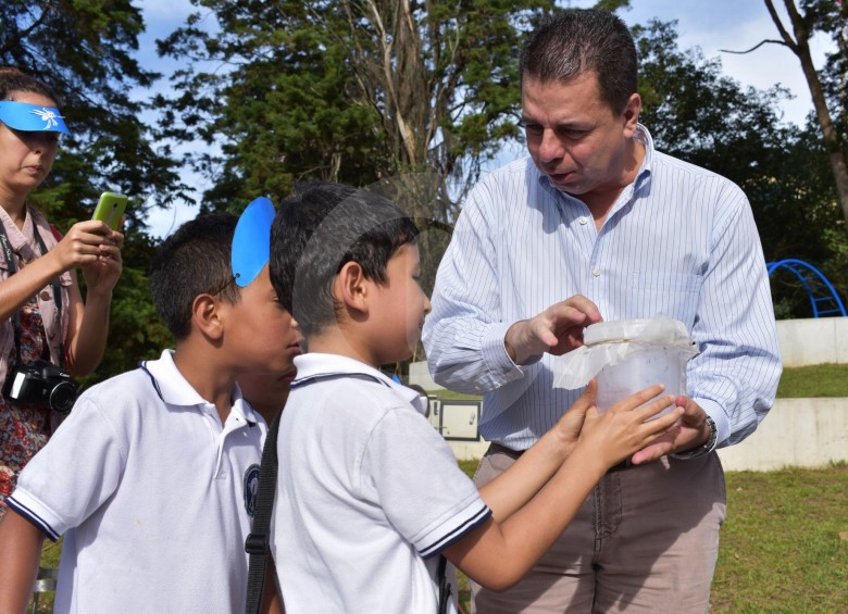Luis Hernando Mejía, presidente de Corpoblado, durante la primera liberación de mosquitos en El Poblado, llevado a cabo en la UVA Ilusión Verde el pasado 18 de octubre. FOTO PECET U. DE A.