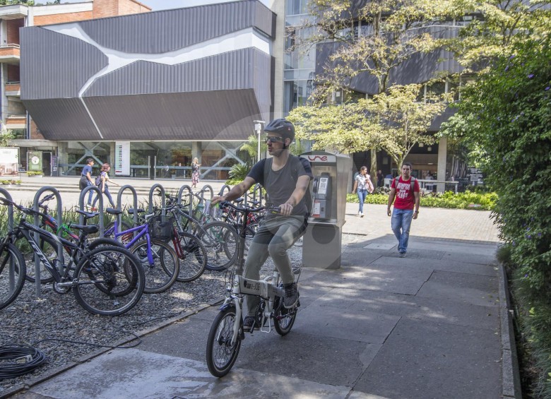 A la Universidad Eafit ingresan, en promedio, más de 900 personas por día en vehículos cero emisiones. Este año los cicloparqueaderos en sus instalaciones se aumentaron a 364. FOTO SANTIAGO MESA