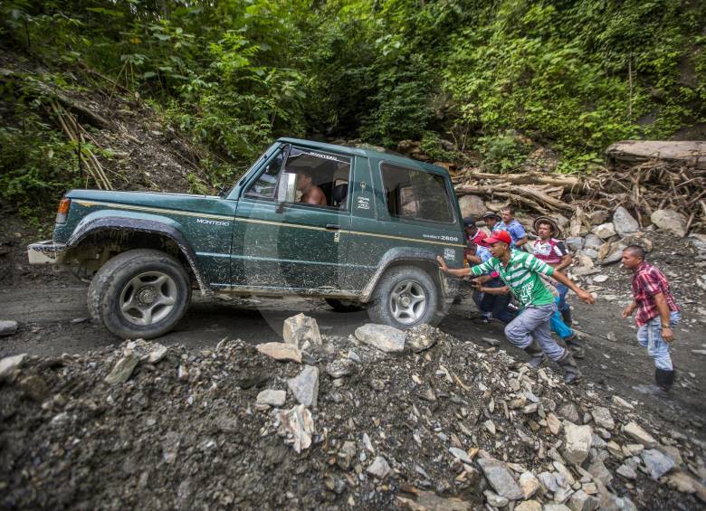 Cuando llueve, la vía que comunica a la vereda Orejón se convierte en todo un desafío para los vehículos.