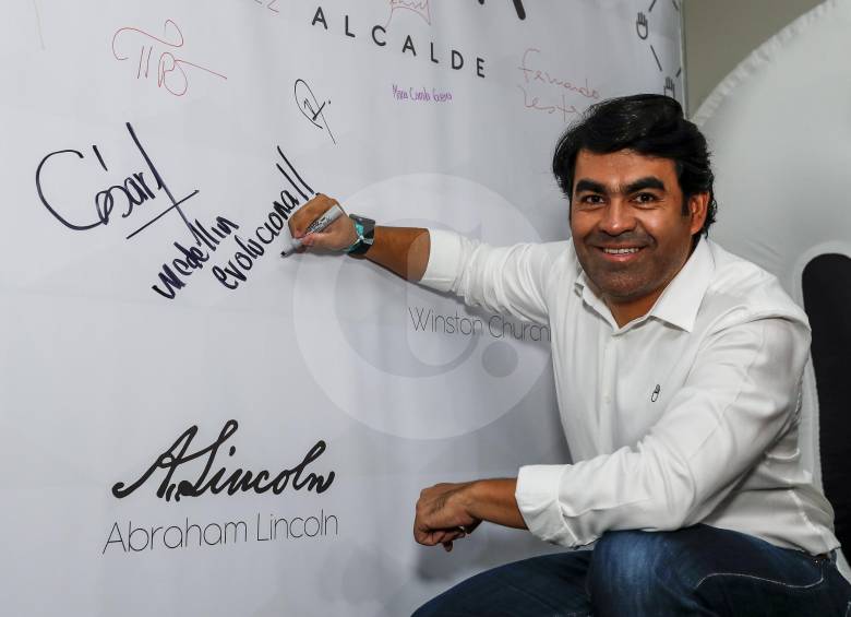 El ingeniero César Hernández inscribió su movimiento y firmó con su equipo por una Medellín que evolucione. FOTO jaime pérez