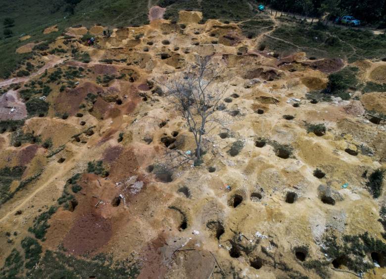 La finca “Cambambolo”, de la cual se sacó el oro ilegalmente, quedó llena de huecos de hasta 20 metros de profundidad. FOTO Esteban vanegas