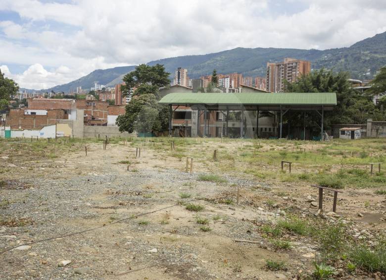 Apenas cuatro de los 53 nuevos megacolegios que se construirían en el departamento avanzan según lo planeado. En la foto, la Normal Superior de Envigado, en ejecución. FOTO EDWIN BUSTAMANTE
