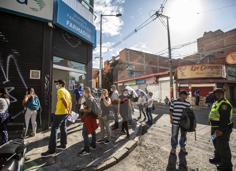 Producto de la contingencia, EPS como Sura reforzaron las medidas de prevención para evitar las aglomeraciones. FOTO CARLOS VELÁSQUEZ