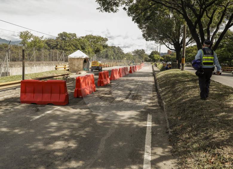 Los trabajos de reparación se concentran en el puente vial que cruza la quebrada La Iguaná. FOTO Esteban Vanegas
