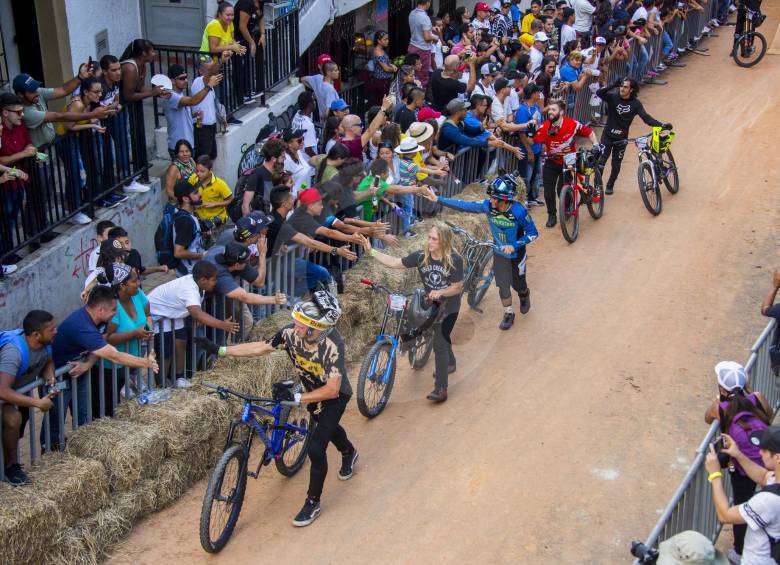 Los pilotos agradecieron el apoyo del público. Por Colombia, Sebas Posada, Niko Correa y Pipe Rodríguez.