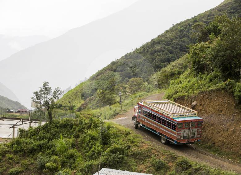 A Santa Lucía se llega en camión escalera (chiva) que sale de Ituango una vez al día. El camino es destapado en sus 31 km de extensión. 